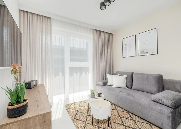 Gustowny Apartament z Parkingiem i Balkonem w Kolobrzegu by Noclegi Renters